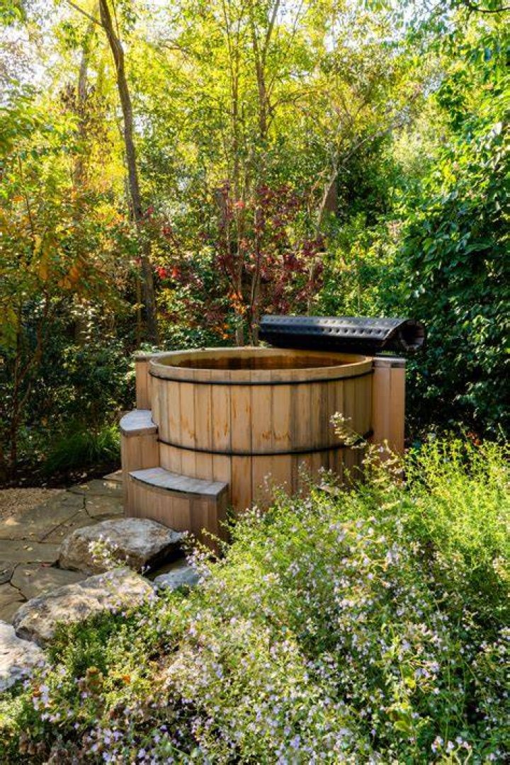 What are the benefits of a Japanese soaking tub?