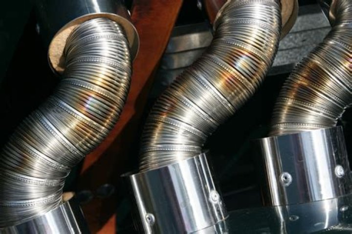 What causes exhaust crackle?