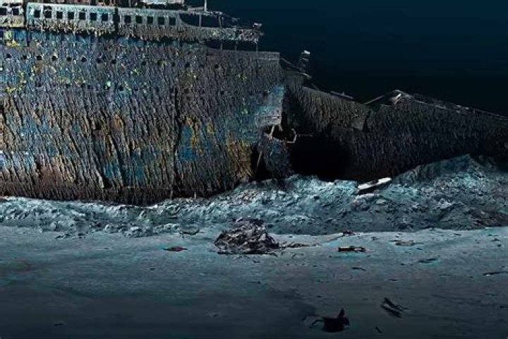 What colour was the Titanic's hull?