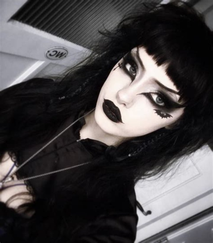 What is goth makeup?