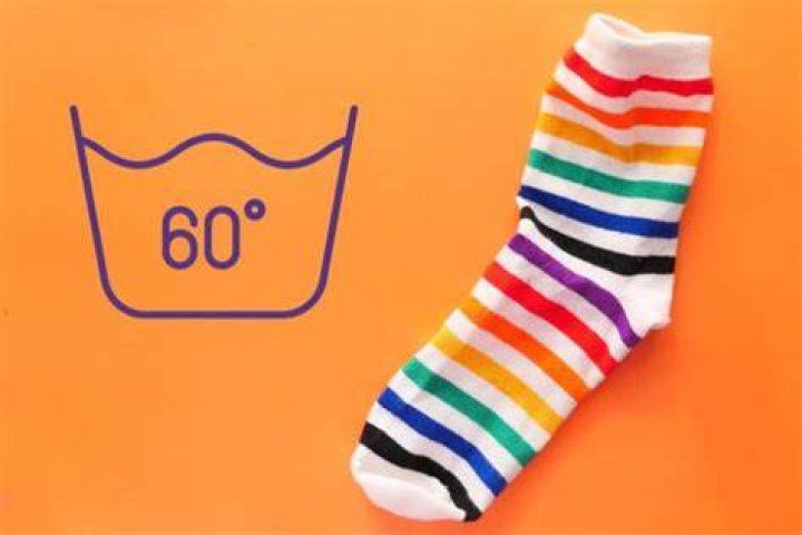 What temperature should you wash socks?