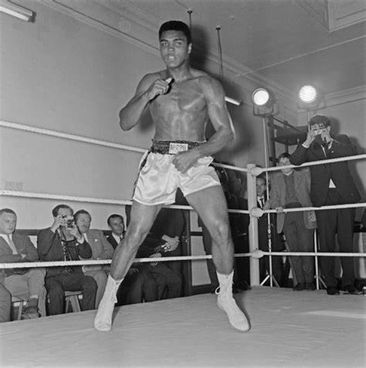 What weight was Muhammad Ali?
