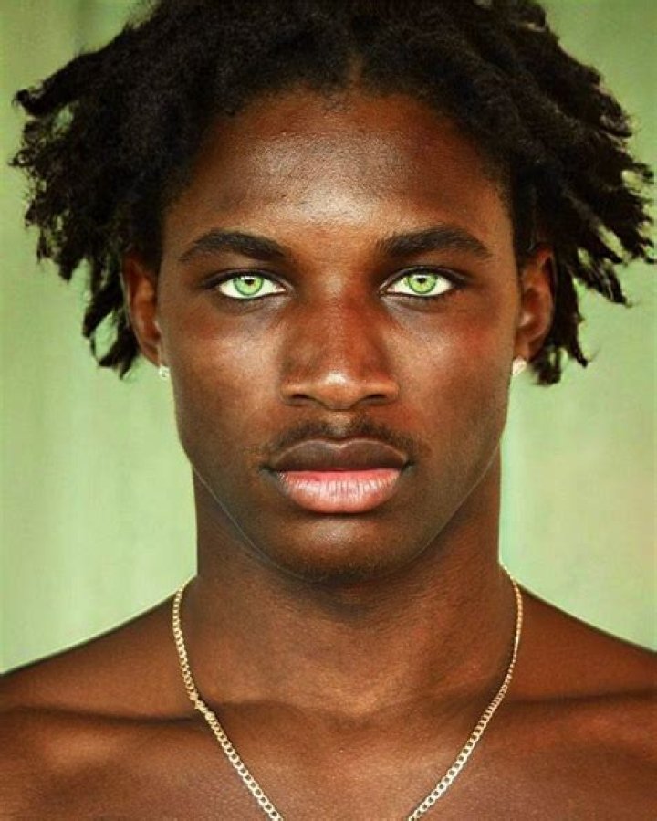 Who has green eyes in AOT?