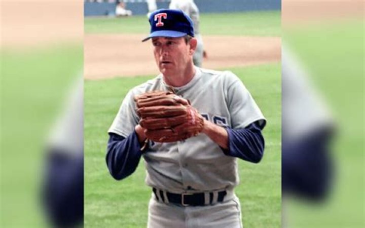 Who is the oldest MLB player?