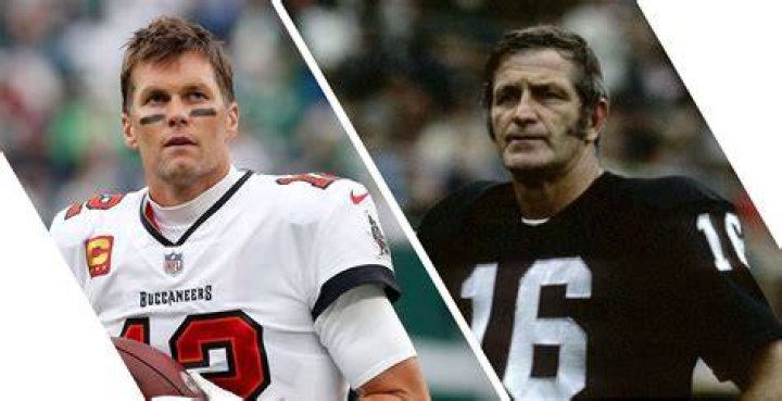 Who is the oldest player to retire from the NFL?