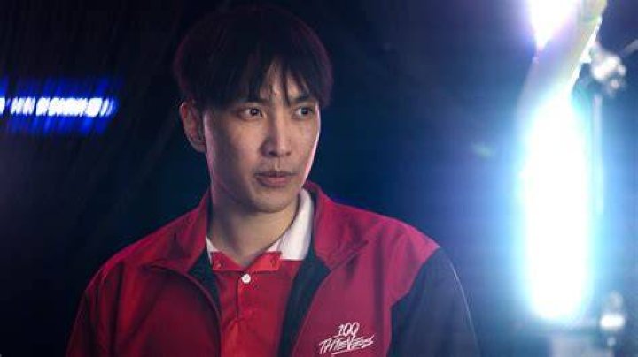 Why did Hitomi Chris retire?