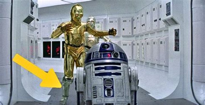 Why doesn't C-3PO have a red arm in the last Jedi?
