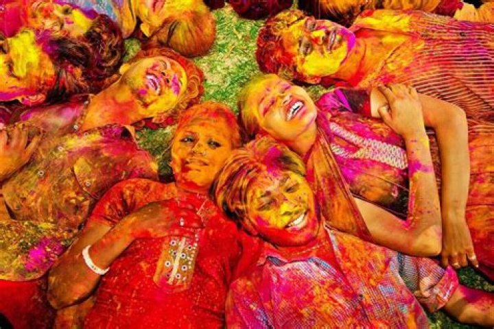 Why is Holi burned?